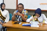 RAPAT. Potret technical meeting Madura Pop Talent 2025 yang dilangsungkan oleh Sekretaris Disbudporapar Sumenep, Akh. Raisul Kawim, di kampus UNIBA Madura. (Istimewa/Linkking.id)