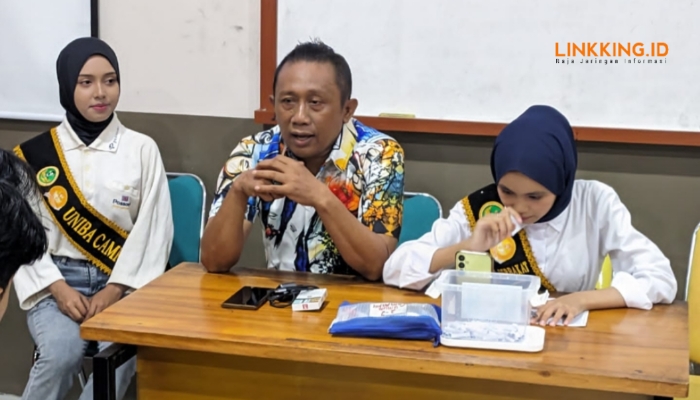 RAPAT. Potret technical meeting Madura Pop Talent 2025 yang dilangsungkan oleh Sekretaris Disbudporapar Sumenep, Akh. Raisul Kawim, di kampus UNIBA Madura. (Istimewa/Linkking.id)