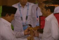 SIMBOLIS. Potret mantan Presiden ke-7 Republik Indonesia, Joko Widodo, bersama Presiden Indonesia, Prabowo Subianto, dalam momentum perayaan ulang tahun ke-17 Partai Gerindra. (Linkking/YouTube Gerinda)