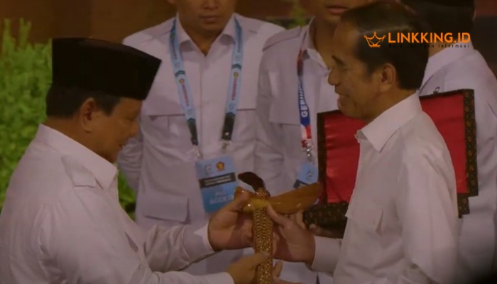 SIMBOLIS. Potret mantan Presiden ke-7 Republik Indonesia, Joko Widodo, bersama Presiden Indonesia, Prabowo Subianto, dalam momentum perayaan ulang tahun ke-17 Partai Gerindra. (Linkking/YouTube Gerinda)