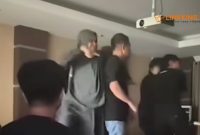 TANGKAPAN LAYAR. Potret foto pesta ASN di Kantor PUPR Kutim. Joget di meja, sawer uang, dan minuman keras. (Instagram @lambe.kaltim/Linkking.id)