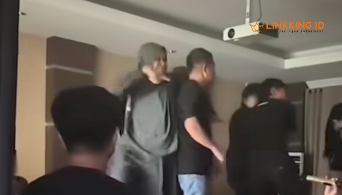 TANGKAPAN LAYAR. Potret foto pesta ASN di Kantor PUPR Kutim. Joget di meja, sawer uang, dan minuman keras. (Instagram @lambe.kaltim/Linkking.id)