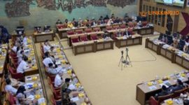 RAPAT PARIPURNA. Potret sejumlah kementerian/lembaga dan badan telah menggelar rapat dengan komisi terkait di DPR RI pada Rabu (12/2) dan Kamis (13/2) untuk membahas pagu anggaran 2025 usai terkena pemotongan anggaran imbas efisiensi. (CNN Indonesia/Muhammad Arief/Linkking.id)