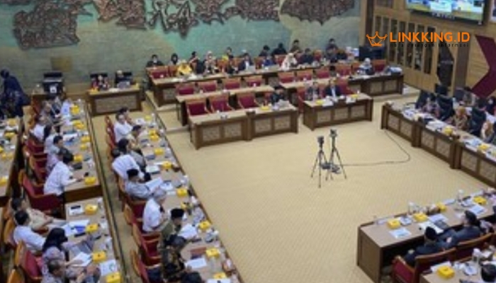 RAPAT PARIPURNA. Potret sejumlah kementerian/lembaga dan badan telah menggelar rapat dengan komisi terkait di DPR RI pada Rabu (12/2) dan Kamis (13/2) untuk membahas pagu anggaran 2025 usai terkena pemotongan anggaran imbas efisiensi. (CNN Indonesia/Muhammad Arief/Linkking.id)