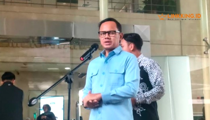 SAMBUTAN. Wakil Menteri Dalam Negeri (Wamendagri), Bima Arya Sugiarto, saat melangsungkan konferensi pers bersama awak media. (Dwi Rahmawati/detikcom/Linkking.id)