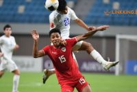BERTANDING. Potret pertandingan Timnas Indonesia U-20 melawan Uzbekistan di Piala Asia U-20 2025 yang berakhir dengan kekalahan. (doc.Goalcom/Linkking.id)