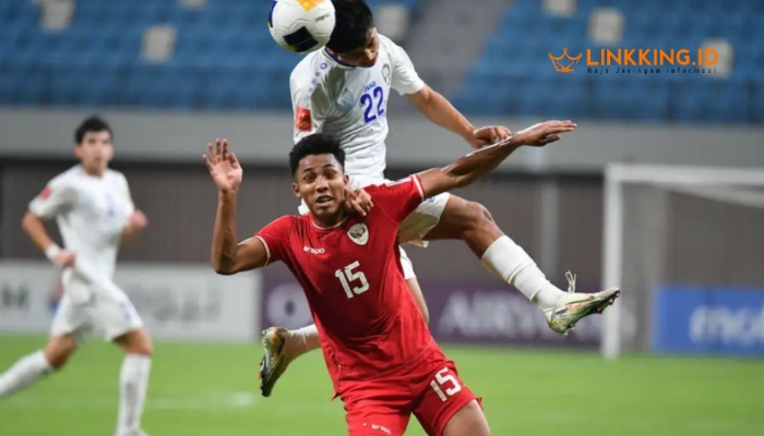 BERTANDING. Potret pertandingan Timnas Indonesia U-20 melawan Uzbekistan di Piala Asia U-20 2025 yang berakhir dengan kekalahan. (doc.Goalcom/Linkking.id)