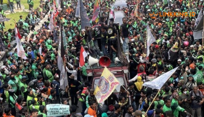 PADAT. Potret demo ojol beberapa tahun lalu hingga membuat macet jalan raya Ibu Kota Jakarta. (Shafira Cendra Arini/Detikcom/Linkking.id)
