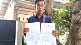 LAPORAN. Potret Achmad Zaini, saat menunjukkan bukti laporan polisi atas kasus dugaan perselingkuhan dan perzinahan pada wartawan. (doc.redaksi Linkking.id)