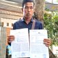 LAPORAN. Potret Achmad Zaini, saat menunjukkan bukti laporan polisi atas kasus dugaan perselingkuhan dan perzinahan pada wartawan. (doc.redaksi Linkking.id)