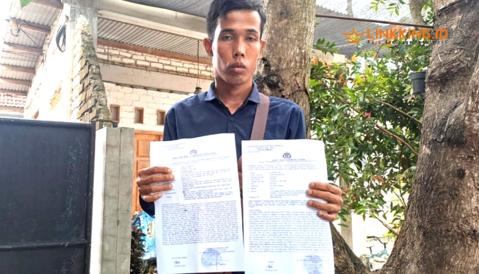 LAPORAN. Potret Achmad Zaini, saat menunjukkan bukti laporan polisi atas kasus dugaan perselingkuhan dan perzinahan pada wartawan. (doc.redaksi Linkking.id)