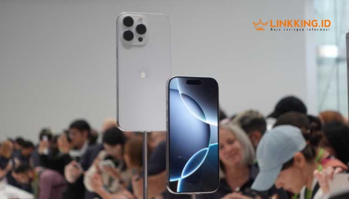 MARKETING. Potret pekerja di Batam mempersiapkan fasilitas produksi iPhone, sebagai bagian dari rencana Apple mendirikan pabrik di Indonesia. (doc.Uzoneid/Linkking.id)