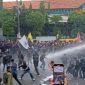 CHAOS. Potret demo ricuh ketika mahasiswa hendak maju melewati batas pagar kawat yang dipasang polisi, hingga polisi tembakkan water cannon ke arah massa aksi demonstrasi di depan Gedung DPRD Jatim, Surabaya, Senin (17/2/2025). (doc.Risky/suarasurabayanet/Linkking.id)
