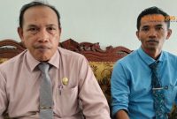 WAWANCARA. Potret kuasa hukum inisial AR, Syafrawi (kanan) dan Fathorrahman (kiri), saat memberikan keterangan resminya kepada awak media, soal kasus KDRT yang menimpa kliennya di PN Sumenep. (doc.redaksi Linkking.id)