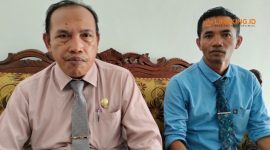 WAWANCARA. Potret kuasa hukum inisial AR, Syafrawi (kanan) dan Fathorrahman (kiri), saat memberikan keterangan resminya kepada awak media, soal kasus KDRT yang menimpa kliennya di PN Sumenep. (doc.redaksi Linkking.id)