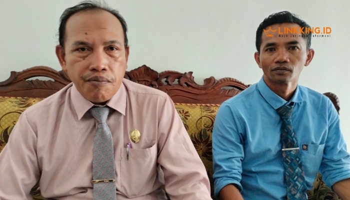 WAWANCARA. Potret kuasa hukum inisial AR, Syafrawi (kanan) dan Fathorrahman (kiri), saat memberikan keterangan resminya kepada awak media, soal kasus KDRT yang menimpa kliennya di PN Sumenep. (doc.redaksi Linkking.id)