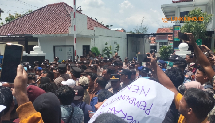 AKSI DEMONTRASI. Potret ratusan aktivis serta keluarga Nihayatus Sa’adah (Neneng), saat menggeruduk Kantor Kejari Sumenep melangsungkan aksi damai. (doc.redaksi Linkking.id)
