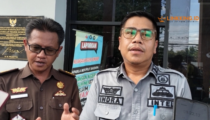 WAWANCARA. Potret Kepala Seksi Intelijen Kejaksaan Negeri Sumenep, Moch. Indra Subrata, bersama Jaksa Penuntut Umum Surya Rizal Hertady, saat diwawancara awak media. (doc. redaksi Linkking.id)