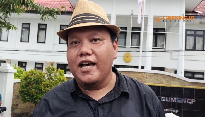 WAWANCARA. Koordinator aksi, Achmad Hanafi, saat diwawancara media di depan Kantor PN Sumenep. (doc. redaksi Linkking.id)