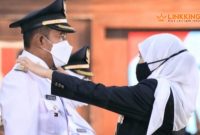 DILANTIK. Potret pelantikan Bupati Sumenep, Achmad Fauzi Wongsojudo di periode pertama bersama Dewi Khalifah. (doc.sumenepkabcom/Linkking.id)