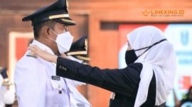 DILANTIK. Potret pelantikan Bupati Sumenep, Achmad Fauzi Wongsojudo di periode pertama bersama Dewi Khalifah. (doc.sumenepkabcom/Linkking.id)