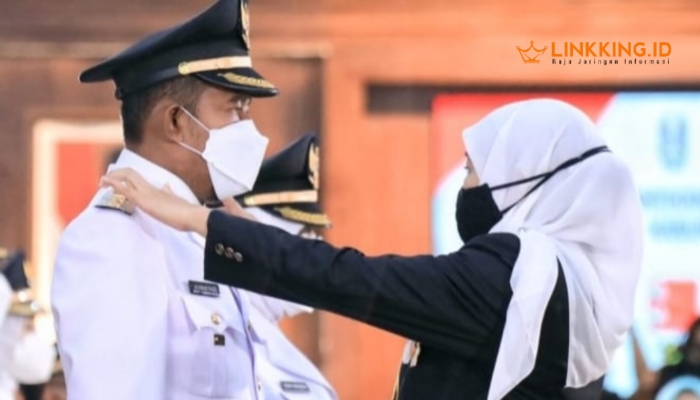 DILANTIK. Potret pelantikan Bupati Sumenep, Achmad Fauzi Wongsojudo di periode pertama bersama Dewi Khalifah. (doc.sumenepkabcom/Linkking.id)