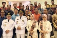 KOMPAK. Potret foto bersama sejumlah pejabat penting yang hadir dalam momen pelantikan Achmad Fauzi Wongsojudo dan KH. Imam Hasyim sebagai Bupati dan Wakil Bupati Sumenep di Istana Negara, Jakarta, Kamis (20/2/2025). (doc.redaksi Linkking.id)