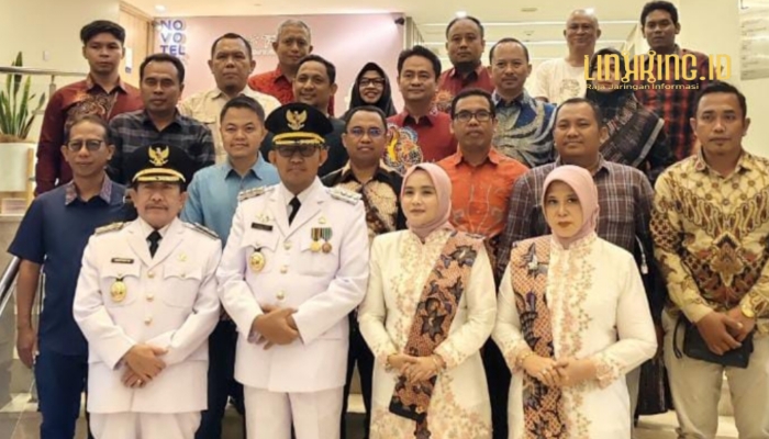 KOMPAK. Potret foto bersama sejumlah pejabat penting yang hadir dalam momen pelantikan Achmad Fauzi Wongsojudo dan KH. Imam Hasyim sebagai Bupati dan Wakil Bupati Sumenep di Istana Negara, Jakarta, Kamis (20/2/2025). (doc.redaksi Linkking.id)