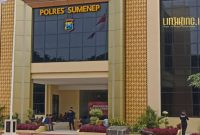 BANGUNAN. Potret Kantor Polres Sumenep yang berlokasi di Jalan Urip Sumoharjo, Pabian, Kecamatan Kota Sumenep, tampak dari arah depan. (doc.Redaksi Linkking.id)