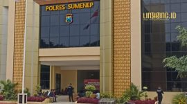 BANGUNAN. Potret Kantor Polres Sumenep yang berlokasi di Jalan Urip Sumoharjo, Pabian, Kecamatan Kota Sumenep, tampak dari arah depan. (doc.Redaksi Linkking.id)