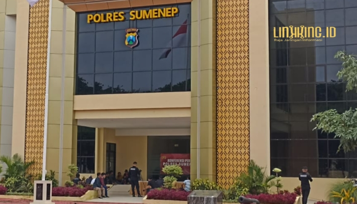 BANGUNAN. Potret Kantor Polres Sumenep yang berlokasi di Jalan Urip Sumoharjo, Pabian, Kecamatan Kota Sumenep, tampak dari arah depan. (doc.Redaksi Linkking.id)