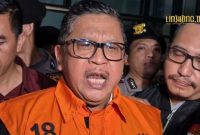 DITANGKAP. Sekjen PDIP, Hasto Kristiyanto memuji penyidik KPK setelah dirinya mengenakan rompi tahanan, pada Kamis (20/2/2025). (doc.Kompascom/Linkking.id)