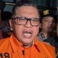DITANGKAP. Sekjen PDIP, Hasto Kristiyanto memuji penyidik KPK setelah dirinya mengenakan rompi tahanan, pada Kamis (20/2/2025). (doc.Kompascom/Linkking.id)