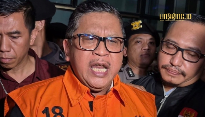 DITANGKAP. Sekjen PDIP, Hasto Kristiyanto memuji penyidik KPK setelah dirinya mengenakan rompi tahanan, pada Kamis (20/2/2025). (doc.Kompascom/Linkking.id)