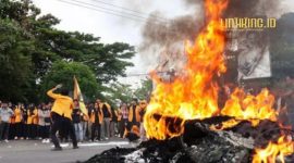 ORASI. Potret demo mahasiswa antara lain memprotes pemangkasan anggaran pendidikan. (doc.BBC/Linkking.id)