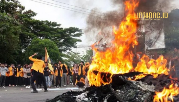 ORASI. Potret demo mahasiswa antara lain memprotes pemangkasan anggaran pendidikan. (doc.BBC/Linkking.id)