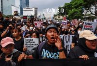 DEMONSTRASI. Sejumlah elemen mahasiswa menggelar puncak demo “Indonesia Gelap” pada Kamis, 20 Februari 2025. Aksi tersebut merupakan lanjutan dari demonstrasi yang sebelumnya berlangsung di kawasan Patung Kuda, Jakarta Pusat pada Senin, 17 Februari 2025. (doc.Tempo/Linkking.id)