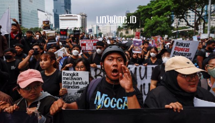 DEMONSTRASI. Sejumlah elemen mahasiswa menggelar puncak demo “Indonesia Gelap” pada Kamis, 20 Februari 2025. Aksi tersebut merupakan lanjutan dari demonstrasi yang sebelumnya berlangsung di kawasan Patung Kuda, Jakarta Pusat pada Senin, 17 Februari 2025. (doc.Tempo/Linkking.id)