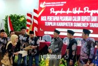 KEGIATAN. Potret penyerahan SK pengesahan dan usulan pengesahan Bupati dan Wakil Bupati Sumenep terpilih, di Hotel El-Malik, oleh KPU ke DPRD, Jumat, 7 Februari 2025. (doc.Redaksi Linkking.id)