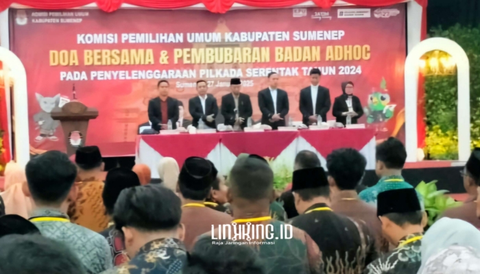 ACARA. Potret pembubaran badan adhoc oleh KPU dikemas dengan acara doa bersama yang bertempat di Gedung KORPRI Sumenep, Senin (27/1/2025). (doc.Redaksi Linkking.id)