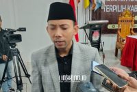 WAWANCARA. Potret Ketua KPU Sumenep, Nurussyamsi, saat diwawancara media pada Rapat Pleno Penetapan Pasangan Calon Bupati dan Wakil Bupati Terpilih 2024, di Aula KPU setempat, Kamis, 6 Februari 2025. (doc.Redaksi Linkking.id)