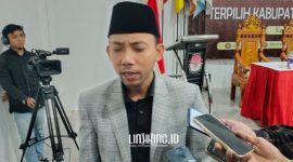 WAWANCARA. Potret Ketua KPU Sumenep, Nurussyamsi, saat diwawancara media pada Rapat Pleno Penetapan Pasangan Calon Bupati dan Wakil Bupati Terpilih 2024, di Aula KPU setempat, Kamis, 6 Februari 2025. (doc.Redaksi Linkking.id)