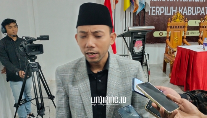 WAWANCARA. Potret Ketua KPU Sumenep, Nurussyamsi, saat diwawancara media pada Rapat Pleno Penetapan Pasangan Calon Bupati dan Wakil Bupati Terpilih 2024, di Aula KPU setempat, Kamis, 6 Februari 2025. (doc.Redaksi Linkking.id)