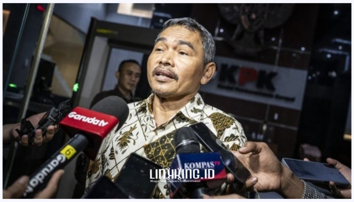 WAWANCARA. Potret anggota DPR Fraksi Partai NasDem Satori menjawab pertanyaan wartawan usai menjalani pemeriksaan di Gedung Merah Putih KPK, Jakarta, Jumat (27/12/2024) lalu. (doc. Antara/Aprillio Akbar/rwa/Linkking.id)