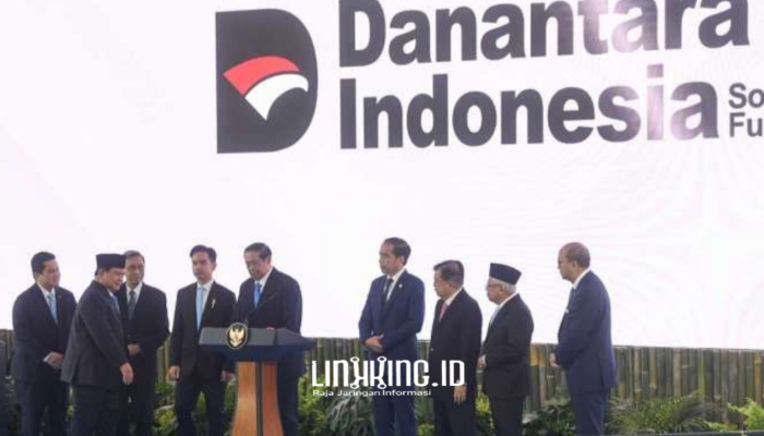 DIRESMIKAN. Presiden Prabowo Subianto bersama sejumlah pejabat tinggi negara saat meresmikan Danantara Indonesia. Acara ini berlangsung di Istana Kepresidenan, menandai langkah strategis pemerintah dalam pengelolaan investasi nasional. (doc.Kontan/Linkking.id)