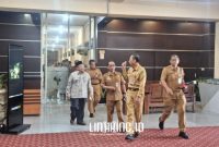 HARI PERTAMA KERJA. Wabup Sumenep KH. Imam Hasyim tiba di kantor Pemkab Sumenep pada Selasa (25/2/2025). Wabup Imam Hasyim disambut Sekda Sumenep, Edy Rasiyadi, para Asisten, Kabag dan jajaran lainnya. (doc.Redaksi Linkking.id)