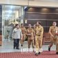 HARI PERTAMA KERJA. Wabup Sumenep KH. Imam Hasyim tiba di kantor Pemkab Sumenep pada Selasa (25/2/2025). Wabup Imam Hasyim disambut Sekda Sumenep, Edy Rasiyadi, para Asisten, Kabag dan jajaran lainnya. (doc.Redaksi Linkking.id)