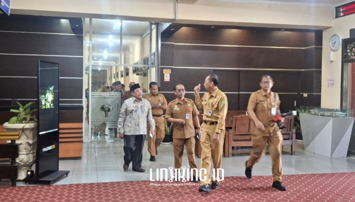 HARI PERTAMA KERJA. Wabup Sumenep KH. Imam Hasyim tiba di kantor Pemkab Sumenep pada Selasa (25/2/2025). Wabup Imam Hasyim disambut Sekda Sumenep, Edy Rasiyadi, para Asisten, Kabag dan jajaran lainnya. (doc.Redaksi Linkking.id)