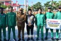 MEMBANGGAKAN: Bupati Sumenep (baju cokelat) dan Ketua Umum KONI Sumenep (baju batik) saat melepas sejumlah atlet di halaman pemkab sebelum mengikuti PON XXI Aceh-Sumatera Utara akhir tahun 2024 lalu. (doc.Prokopim Sumenep/Linkking.id)