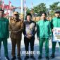 MEMBANGGAKAN: Bupati Sumenep (baju cokelat) dan Ketua Umum KONI Sumenep (baju batik) saat melepas sejumlah atlet di halaman pemkab sebelum mengikuti PON XXI Aceh-Sumatera Utara akhir tahun 2024 lalu. (doc.Prokopim Sumenep/Linkking.id)